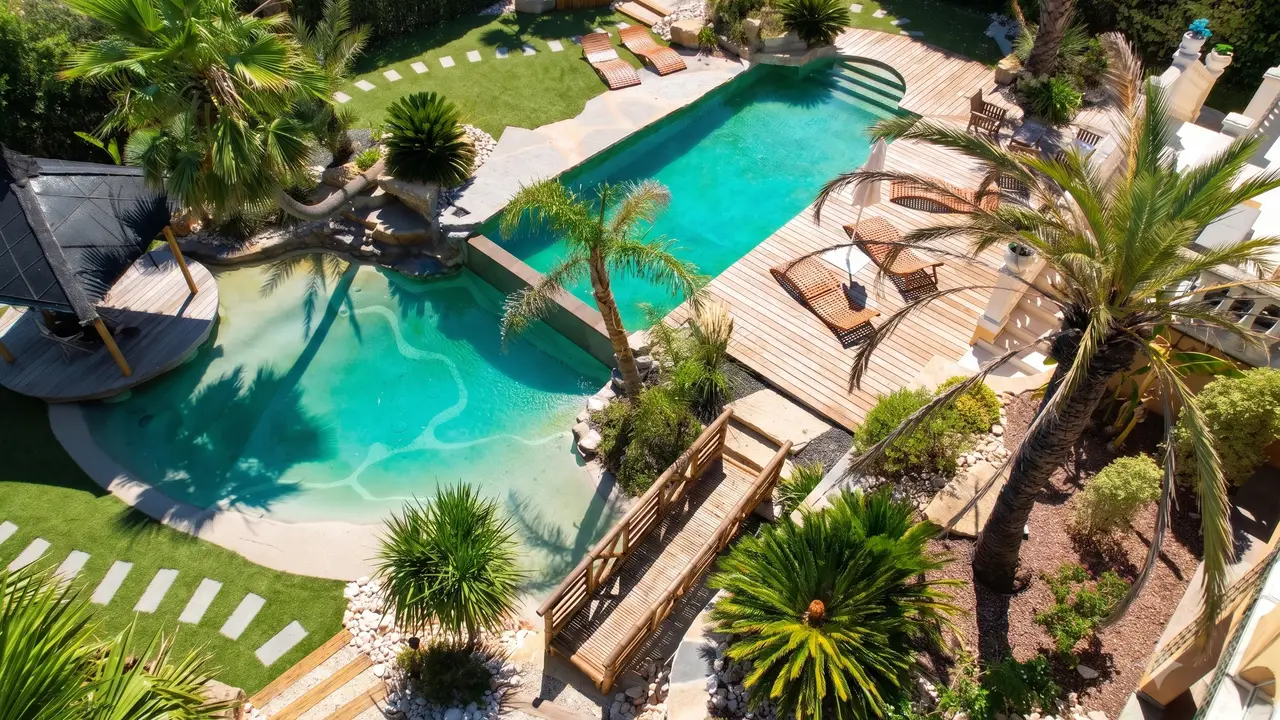 Vue aérienne de la piscine lagon de la Villa Halo, à Agde
